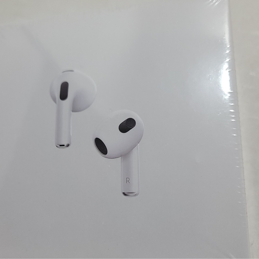 New in Box Wireless Bluetooth Ear Buds With MagSafe Charging Case Made in China